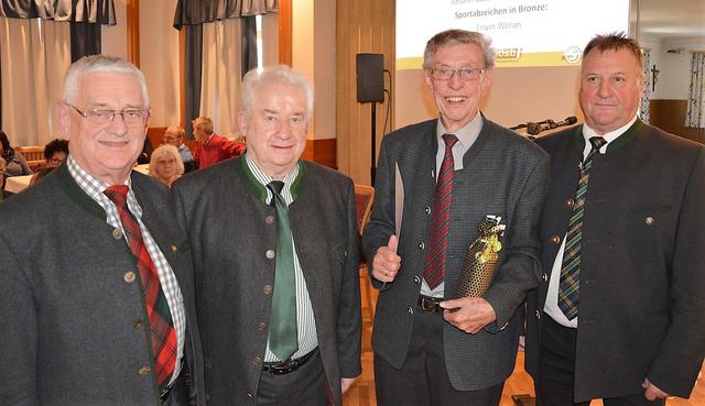 Foto v. li. Karl Grufeneder, Ehrenobmann Franz Barth, Ehrenobmann Karl Holzer, Obmann Karl Hofstetter