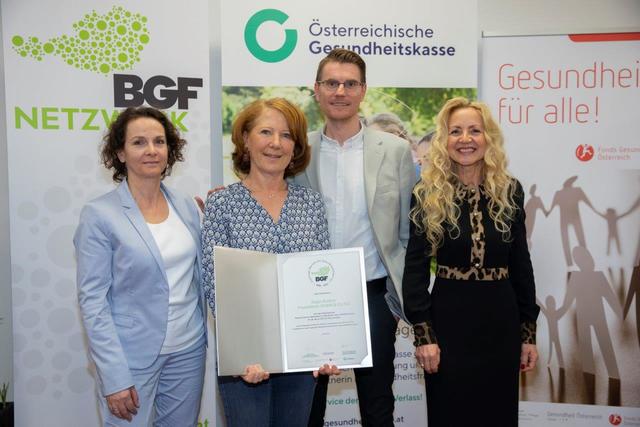 Monika Kuss, Werksärztin Gertrude Hirsch und Michael Schulhofer (alle Sappi) mit Andrea Hirschenberger bei der Gütesiegel-Verleihung