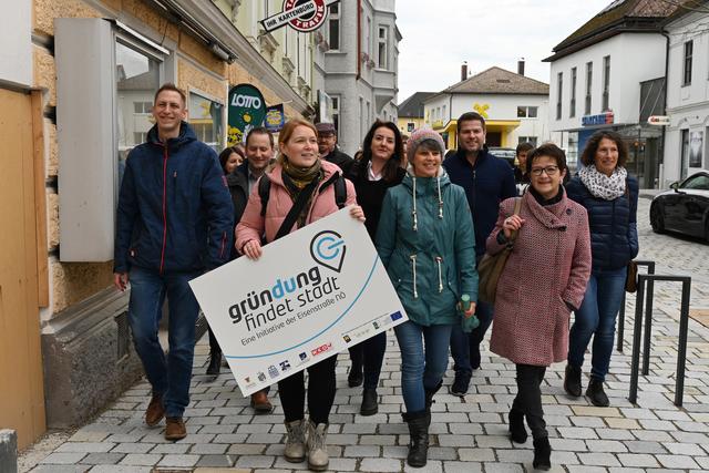 Unterwegs in den Straßen Purgstalls: Die Teilnehmer des "Spaziergangs für GründerInnen" bekamen einen Über- und Einblick in aktuell leerstehende Immobilien.