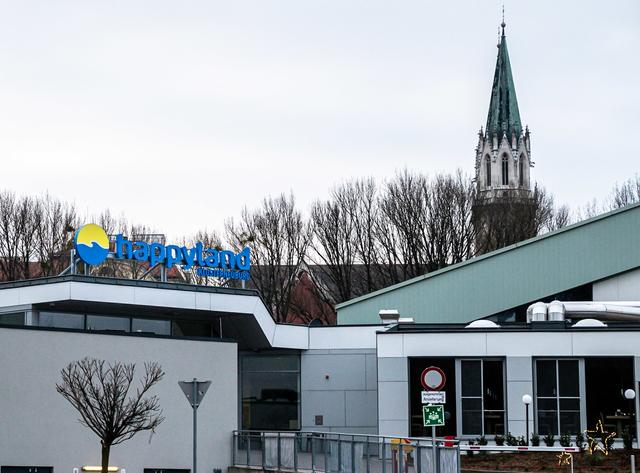 GESPERRT sind Bad, Sauna, Sporthalle, Kegelbahnen, Kletteranlage