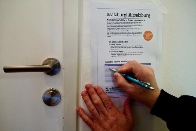 Wer Hilfe anbieten will, trägt sich in die Liste ein und hängt sie in seinem Wohnblock aus.
