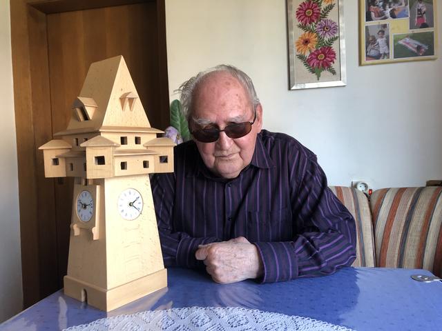 Sein ganzer Stolz: Anton Seher hat den Uhrturm nachgebaut. Sein Tastsinn und Gedächtnis ließen das Projekt gelingen.