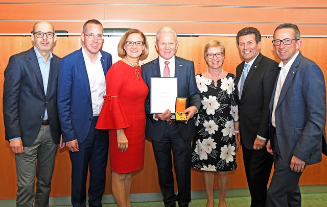 Zur Auszeichnung gratulierten Hubert Meisl:
Stadtamtsdirektor Karl Brunner, Stadtrat Stefan Nastl, LH Johanna Mikl-Leitner, Gerda Meisl, Bürgermeister Harald Leopold und Vizebürgermeister Leopold Groiß