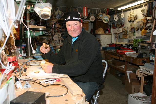 Hans Fuchs in seiner Werkstatt, wo er schon fast drei Jahrzehnte lang Ullr herstellt und sammelt. | Foto: Peter J. Wieland