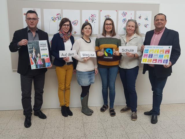 Das Fairtrade-Schulteam: Direktor Franz Rienesl, Susanne Frohnwieser-Posch, Anna Bernsteiner, Carina Zartl, Stephie Reitlinger und Fairtrade-Beauftragter Gemeinderat Eduard Posch