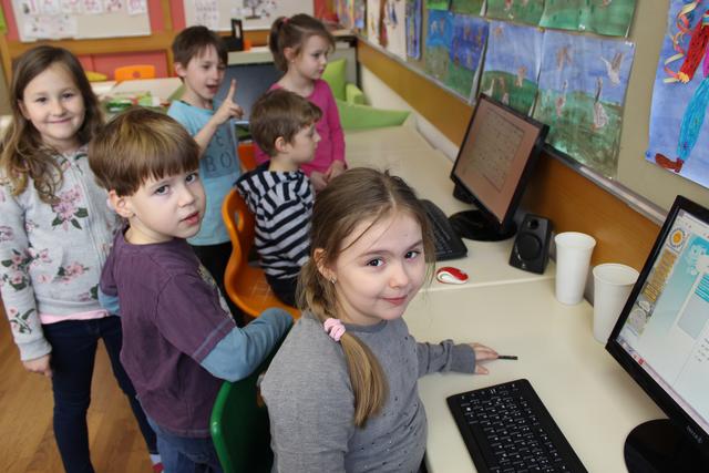 Die Kinder kennen Skooly schon aus dem Unterricht.