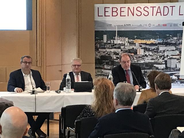 Am Freitag, 13. März, informierten die Verantwortlichen der Stadt Linz und der Unternehmensgruppe Linz im Alten Rathaus über den aktuellen Stand der Maßnahmen zur Coronavirus-Lage.
V.l.: Finanzdirektor Christian Schmid, Klaus Luger und Linz AG-Generaldirektor Erich Haider.