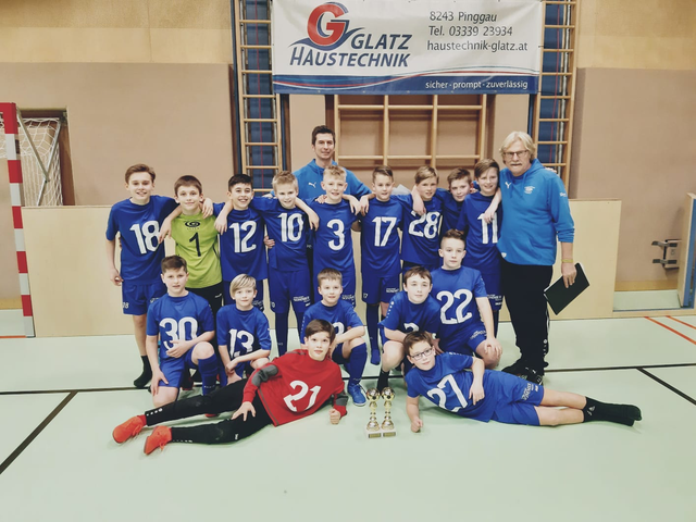 Erfolgreicher Fußballnachwuchs der SpG AVITA Therme: Felix Pusch, David Kirnbauer (liegend vorne), Julian Polleros, Nik Schaffer, Sebastian Huber, Roman Fleck, Jonas Dietler (kniend), Liam Klein, Daniel Karner, Robin Wagner, Mathias Simon, Jakob Zink, Tim Forintos, Fabio Fasching, Julian Gruber, Ben Schaffer, Trainier Johann Polster (stehend) und Roman Schaffer (hinten)
