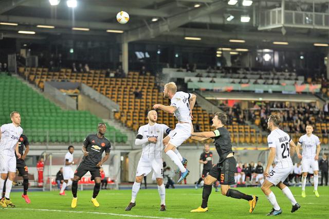 Joao Klauss und Gernot Trauner setzen sich gegen die Manchester-Kicker in Szene.