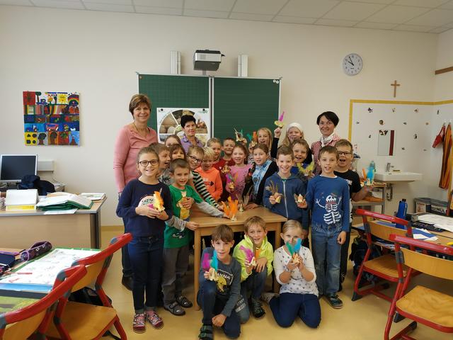 Die Bäuerinnen besuchen die Volksschule in der Gemeinde.