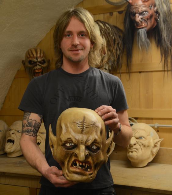 Marco Edenstrasser mit seiner ersten selbst geschnitzten Maske.