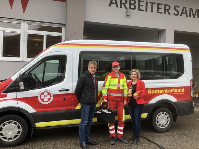 Ines Schiller mit Thomas Loidl (li) und einem Smariterbund-Mitarbeiter.