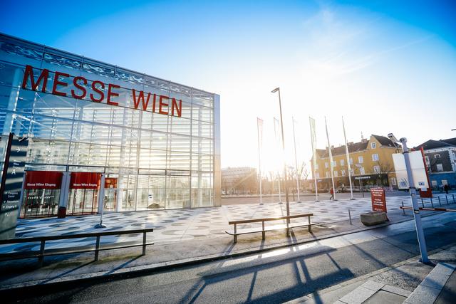 Die Halle A der Messe Wien wird mit 880 Betten für Coronakranke mit leichtem Krankheitsverlauf ausgestattet.