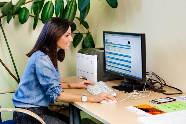 Wegen der aktuellen Corona-Situation bittet das AMS die Online- und Telefonservices zu verwenden. Auch Ihre Arbeitslosigkeit können Sie derzeit am Telefon melden. Sie müssen nicht direkt in einer AMS Geschäftsstelle vorsprechen.  | Foto: AMS/Fotostudio B&amp;G