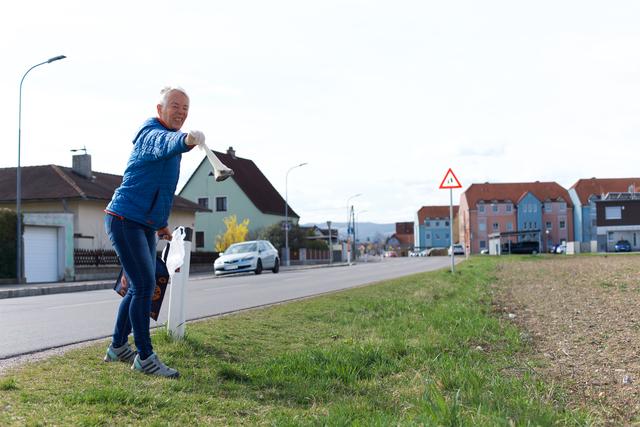 Grauslich: Hundekacke im Sackerl und dann im Grünen abgelegt.