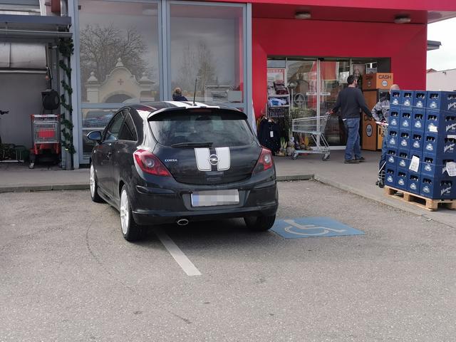 Auf dem Behindertenparkplatz abgestellt.  | Foto: privat