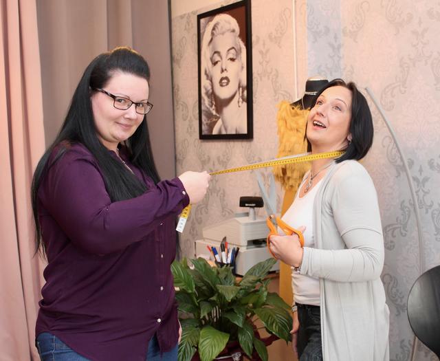 Dori (li.) unterstützt Susy seit Februar 2020. Sie freuen sich auf viele weitere Jahre der Änderungsschneiderei.
