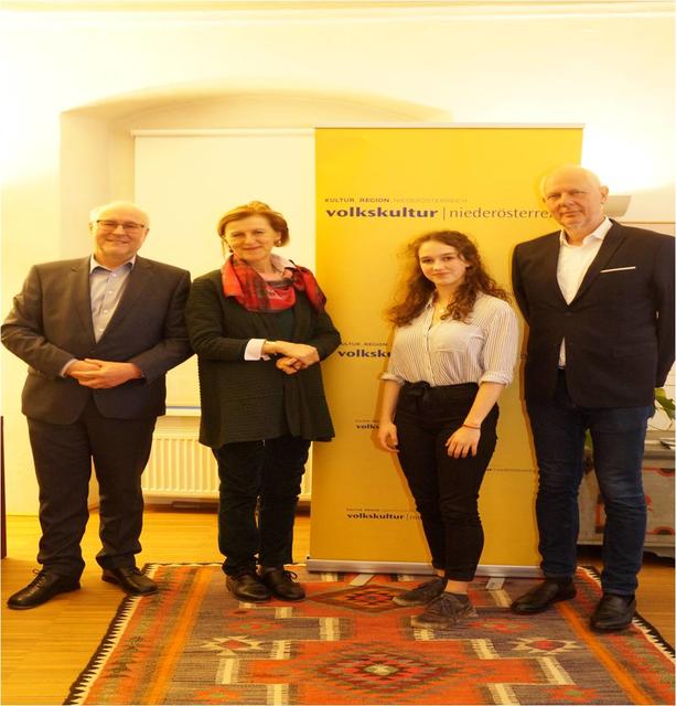 v.l.n.r. Edgar Niemeczek, Kultur.Region.Niederösterreich, und Volkskultur Niederösterreich-Geschäftsführerin Dorli Draxler mit den Gesprächsteilnehmern Klimaaktivistin Lena Schilling und Zukunftsforscher Matthias Horx.
