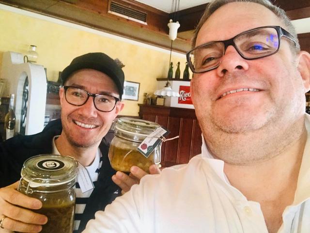 Pastor Tom Stark holte sich bei Karl Zuser im Gasthof Riedberg eine Suppe. | Foto: Zuser