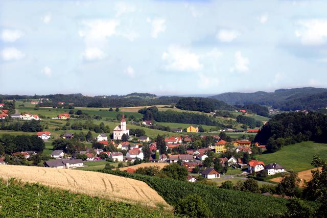 Unterlamm ist ein familiärer Ort zum Wohnen und zählt in unmittelbarer Nähe zur Therme zu den schönsten Urlaubsdestinationen im Steirischen Vulkanland.