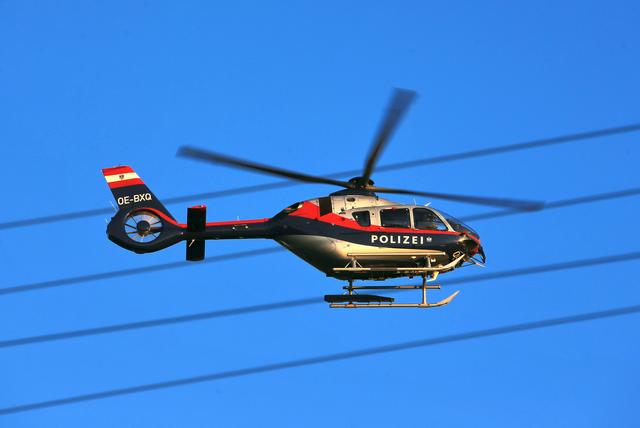Bei der Suche nach den flüchtigen Einbrechern wurde auch der Polizeihubschrauber "Libelle" eingesetzt.