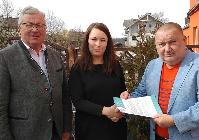 Karl Dannbauer und Bernadette Nagl führen Norbert Blaichingers (v.l.) Irrseeakademie im Hausruck weiter.
