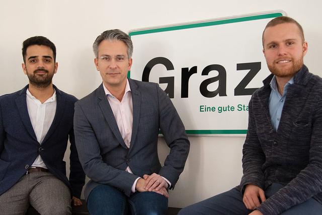 Neues Projekt für Corona-Hochrisikogruppen: Stadtrat Kurt Hohensinner (Mitte) mit ÖH-Vorsitzenden Armin Amiryousofi und ÖH-Sozialreferent Julian Pekler (r.)