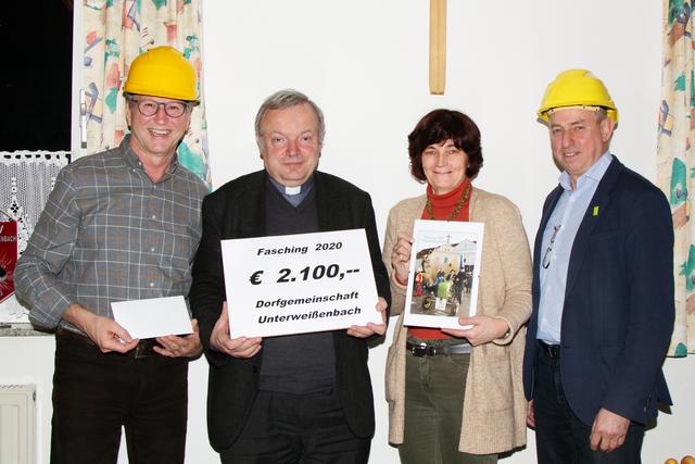 Bernhard Stiasny, Christine Promitzer und Manfred Promitzer (v.l.) übergaben 2.100 Euro an Friedrich Weingartmann.