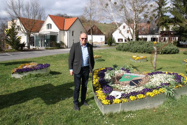 Das ganze Dorf – und auch der Bürgermeister – ist stolz auf den Blumenschmuck, mit dem sich Unterlamm Jahr für Jahr herausputzt.