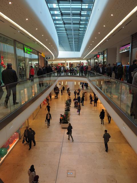 Geschäfte bleiben auch in Shoppingcentern mit Ausnahmen zu.