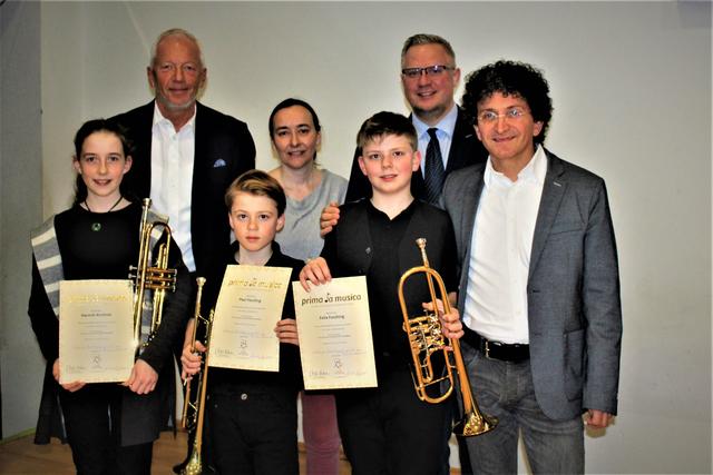 Die drei Gewinner Hanna Kirchner aus Sitzenberg-Reidling sowie Felix (12) und Paul (10) Fasching mit (von l.n.r) Musikschul-Obmann Wolfgang Luftensteiner, Musikschul-Leiterin Agnes Zehetner, Bürgermeister Michael Göschelbauer und Musiklehrer Werner Recla.