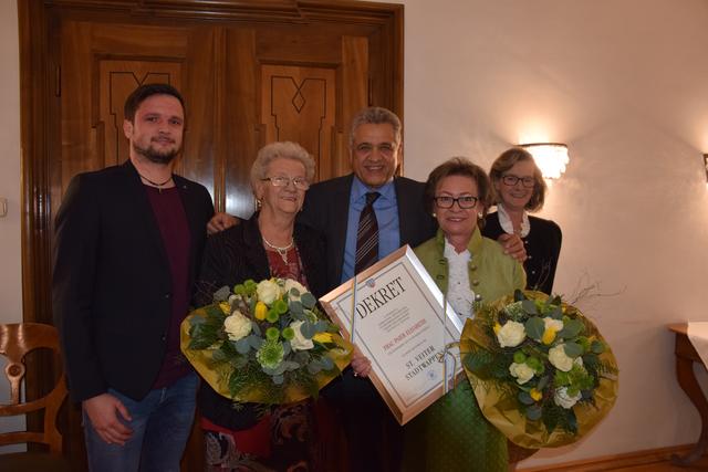 Stadtwappen für das "Glandorfer Stüberl": Ricki Messner, Bürgermeister Gerhard Mock und Elisabeth Paier