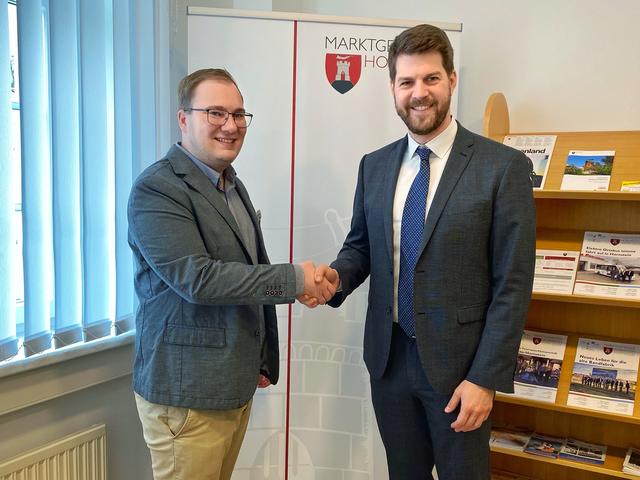 Bürgermeister Christoph Wolf (re.) begrüßt den neuen Büroleiter im Hornsteiner Rathaus, Yannic Sommer.