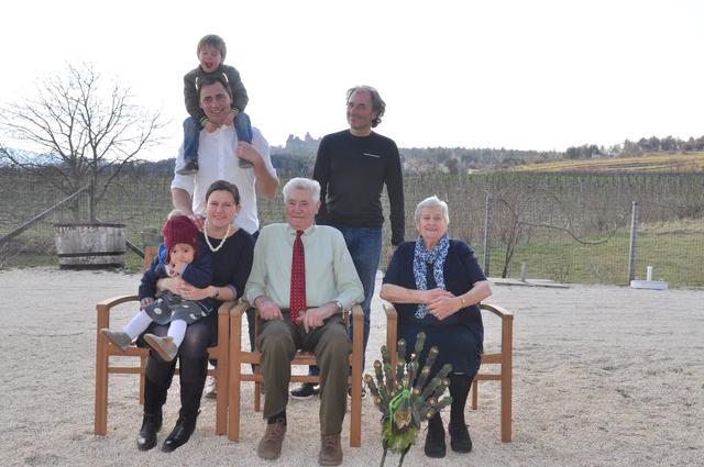 Die Leobendorfer Heurigenwirtin Hanni Holzer (re.) feierte mit Familie und Freunden ihren 80. Geburtstag. Ihre Söhne Bernhard und Sepp, Schwiegertochter Stephanie, die Enkelkinder Josef und Valentina sowie Ehemann Joschi ließen die Jubilarin hochleben.