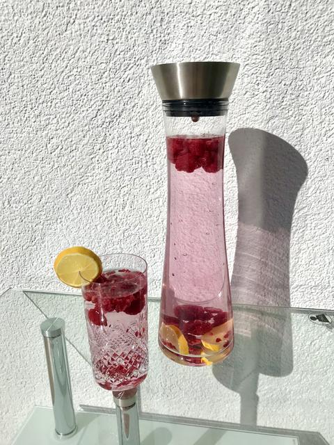 Wird pures Trinkwasser zu langweilig, können Früchte das Getränk aufpeppen.