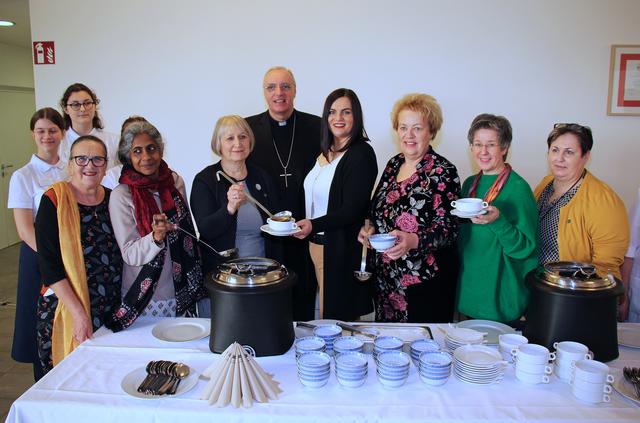 Die diesjährige Benefiz-Suppe wurde im Martinussaal der Diözese Eisenstadt von den Schülern des Theresianums Eisenstadt gekocht und Landeshauptmann-Stellvertreterin Astrid Eisenkopf, Landtagspräsidentin Verena Dunst, Diözesanbischof Ägidius J. Zsifkovics, LAbg. Regina Petrik, Roselinde Strommer (Vorsitzende der Katholischen Frauenbewegung), Christine Wendelin (Leiterin des Arbeitskreises Aktion Familienfasttag), Projektpartnerin Ajitha George (Generalsekretärin vom Projekt BIRSA/Indien) serviert