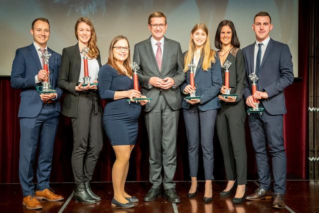 Die sechs Chimney-Preisträger (vlnr: Dominik Nussbaumer, Marlene Brunnthaller, Verena Kletzmair, Markus Achleitner, Theresa Mühlberghuber, Verena Kletzmair, Tobias Reindl) mit Wirtschafts-Landesrat Markus Achleitner.