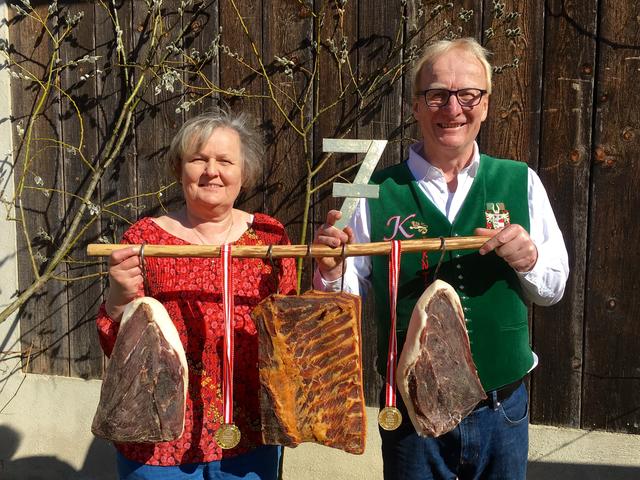 Die Krappfelder Bauernfamilie Silvia und Wolfgang Kabas holte sich das siebente Mal in Folge Gold für ihren Speck.