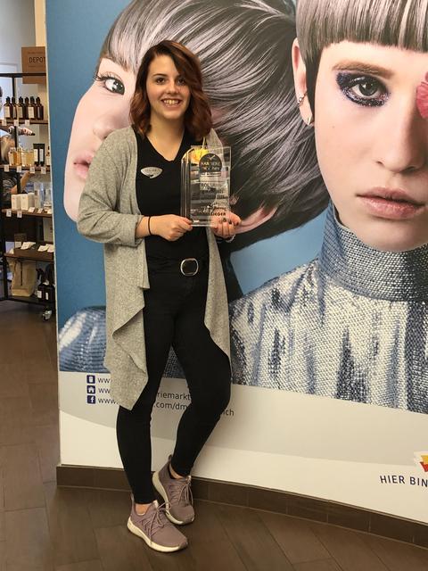 Janine Hausegger mit ihrer Siegertrophäe