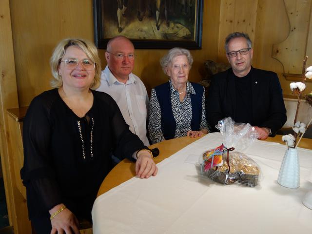 Die Jubilarin mit ihrer Familie und Bgm. Wolfgang Jörg (re.).