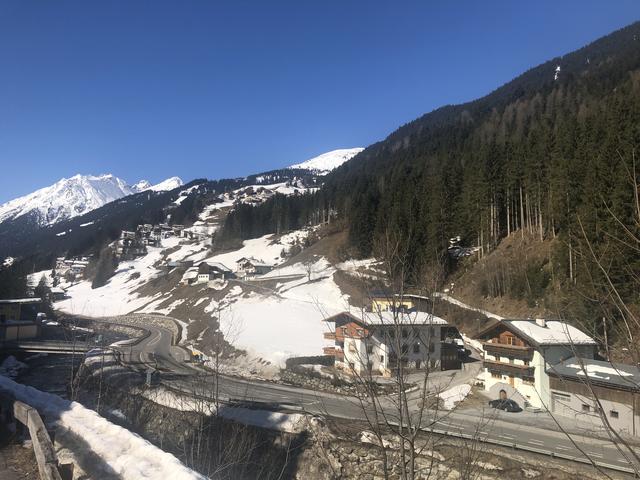 Strahlender Sonnenschein und leergefegte Straßen im ganzen Paznaun, Blick Richtung Kappl vom Ortsteil Labebene. | Foto: Siegele