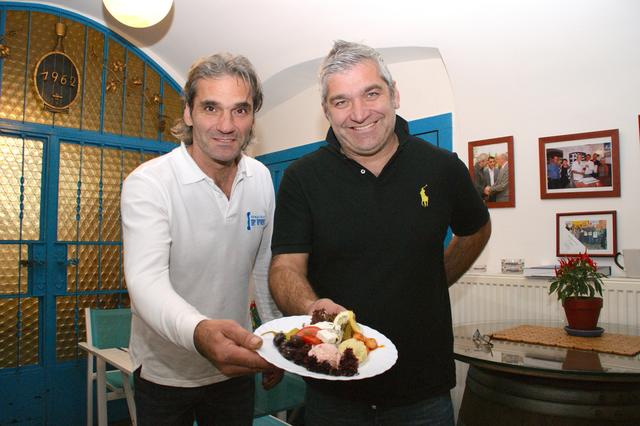 Athanasios und Vasileios Salamanopoulos liefern ab Montag griechische Köstlichkeiten nach Hause.