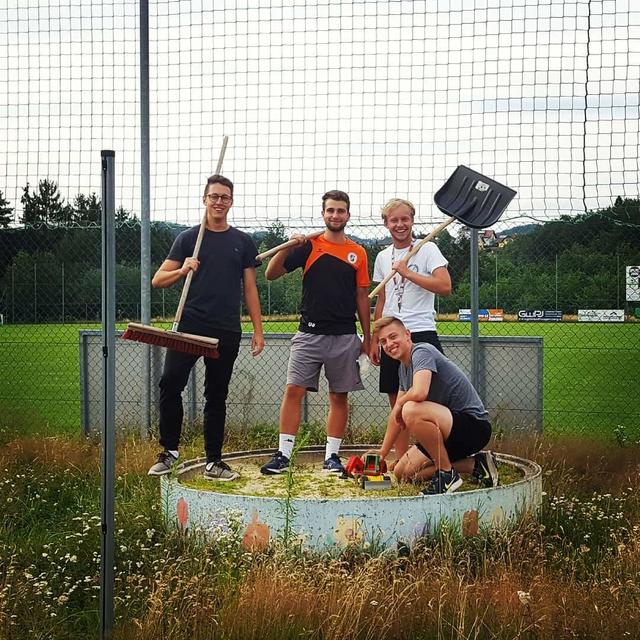 "Jetzt heißts Anpacken für die Gemeinde", so die JVP Münzbach. Am Bild von links: Niklas Astleitner, Daniel Sigmund, Stefan Neugschwandtner; Alexander Hofer (vorne)