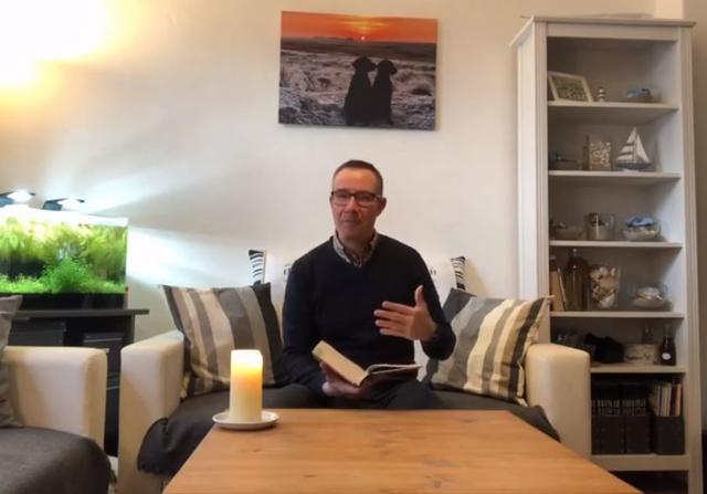 Tom Stark überträgt den Gottesdienst auf seinem Youtube-Channel.