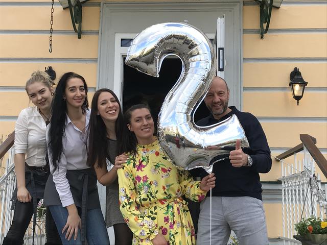 vlnr: 2 Mitarbeiterinnen, Caroline Kreutzberger, Sabrina Kreutzberger und Friedrich Oelschlägel