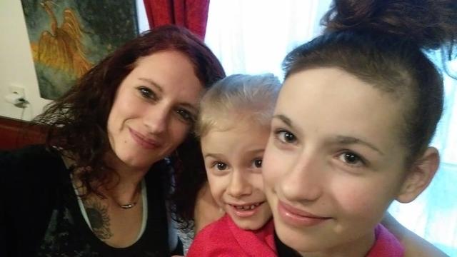 Nicole Gschmeidler mit ihren Kids Sarah und Laura.