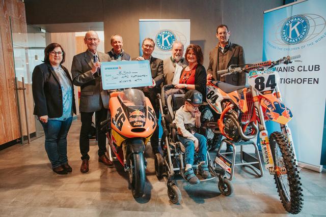 Im Bild, von rechts nach links: Viktor Sigl CFO (Vorstand KTM AG), Renate Reichinger (SPZ Mattighofen), Friedrich Lackerbauer (Betriebsratsvorsitzender KTM AG), Ernst Tiefenthaler (Kiwanis Mattighofen), Rudolf Perhab (SPZ Mattighofen), Helmut Riedl (Kiwanis-Rupertus-Salzburg) und Andrea Sturm( Betriebsrätin KTM AG)