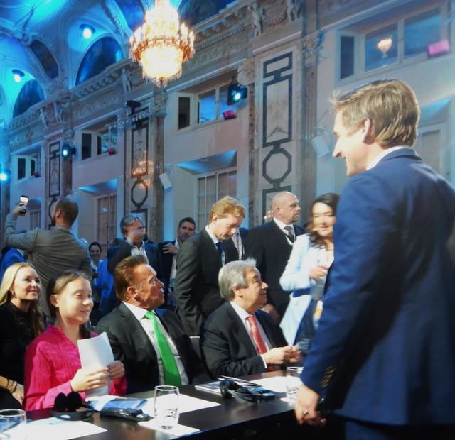 Greta Thunberg bekam auch von Arnold Schwarzenegger Unterstützung, hier am R20 Austrian World Summit im Mai 2019.