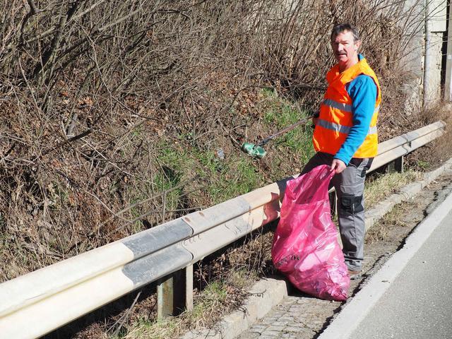 Peter Buder bei der Müllsammlung entlang der Kärntner Straße am Leobener Häuselberg.