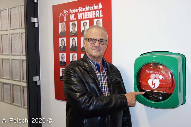 Firmeninhaber Wilhelm Wienerl präsentiert den neu angeschafften Defibrillator.